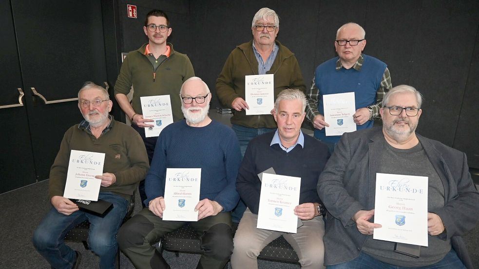 Der Fischereiverein Rhauderfehn nahm auf seiner Jahreshauptversammlung zahlreiche Ehrungen für 20-jährige und 40-jährige Mitgliedschaft vor. Das Foto zeigt: (stehend von links) Jannes Marten Schulte, Dietmar Janssen und Antonius Telgen (alle 20 Jahre Mitgliedschaft) sowie (sitzend von links) Johann Freese, Alfred Harms, Torsten Kramer und Georg Haan (alle 40 Jahre Mitgliedschaft). Fotos: Holger Weers
