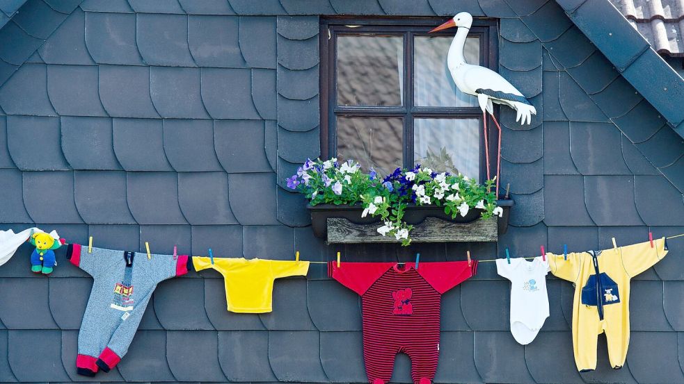 Wer ein Kind bekommt, hat oft erstmal keinen Kopf für Papierkram. (Archivbild) Foto: Julian Stratenschulte