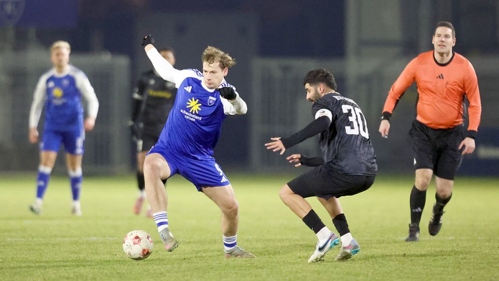 Christoffer Melzer (rechts) war eigentlich für die Rolle des Schiedsrichter-Assistenten vorgesehen. Doch da seine Schiedsrichter-Kollegen erst nach ihm eintrafen, sprang er kurzerhand für die Anfangsphase als Hauptschiedsrichter ein – ohne Assistentenhilfe. Foto: Jens Doden, Emden