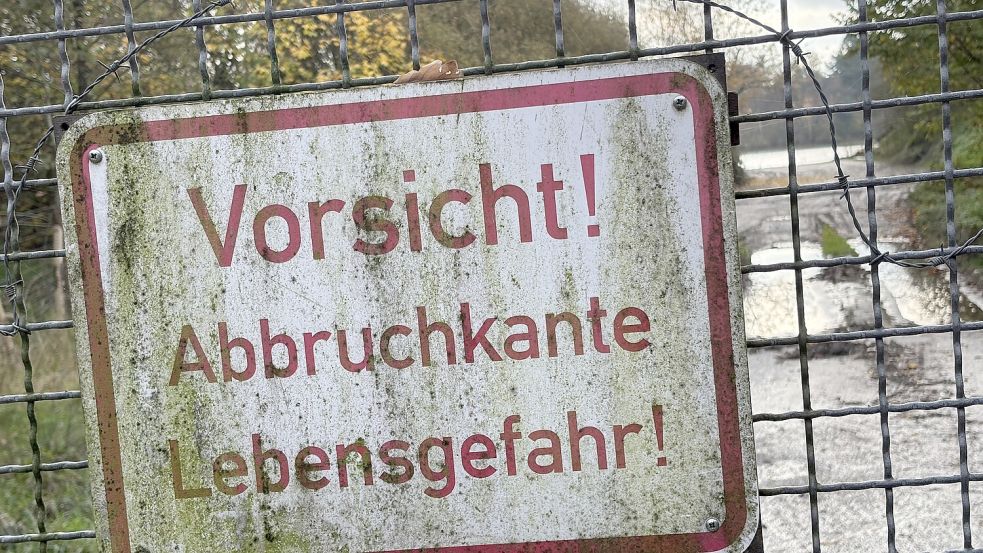 Noch ist der Zutritt zum Baggerloch an der Gronewoldstraße verboten. In Zukunft könnten hier Badegäste ein- und ausgehen. Foto: Marion Janßen