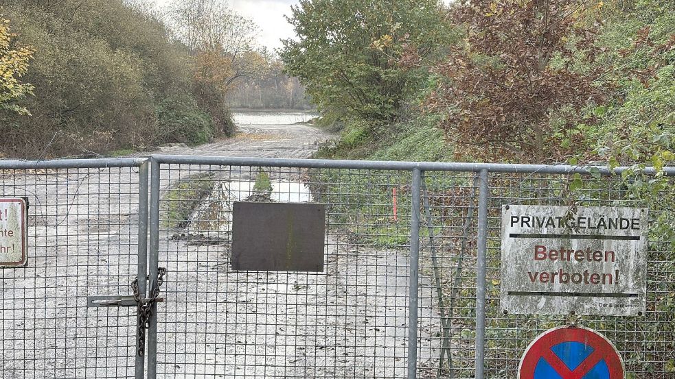 Auf dieser Fläche an der Gronewolstraße wird derzeit noch Sand abgebaut. Die Gemeinde Rhauderfehn überlegt, die Baggerkuhle zum Badesee zu machen. Foto: Marion Janßen