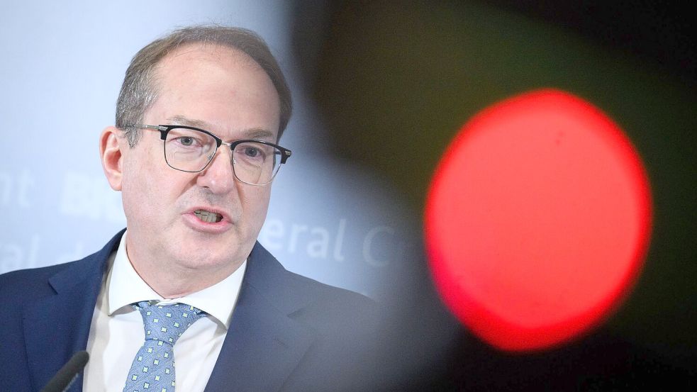 Seit seinem Amtsantritt im Mai 2025 legt Bundesinnenminister Alexander Dobrindt (CSU) den Fokus darauf, dass weniger Asylbewerber nach Deutschland kommen. Ukraine-Flüchtlinge müssen in den EU-Staaten keinen Asylantrag stellen, sondern werden direkt aufgenommen und dürfen arbeiten. (Archivfoto) Foto: Bernd von Jutrczenka/dpa