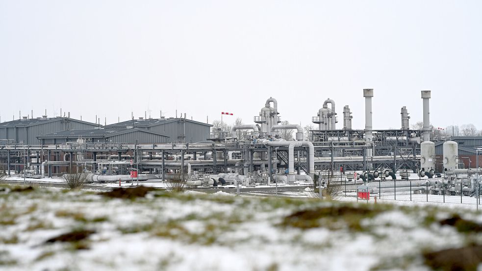 Blick auf den Erdgasspeicher in Jemgum: Der Winter in Ostfriesland ist diesmal lang und kalt. Foto: Lars Penning/dpa