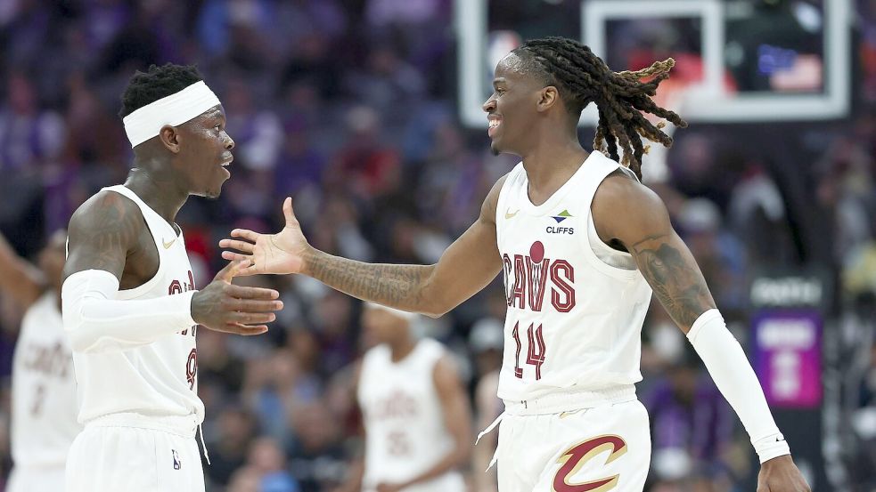 Beim deutlichen Erfolg gegen die Brooklyn Nets steuerte Dennis Schröder (l) für die Cleveland Cavaliers zwölf Punkte bei. (Archivbild) Foto: Sara Nevis/AP/dpa
