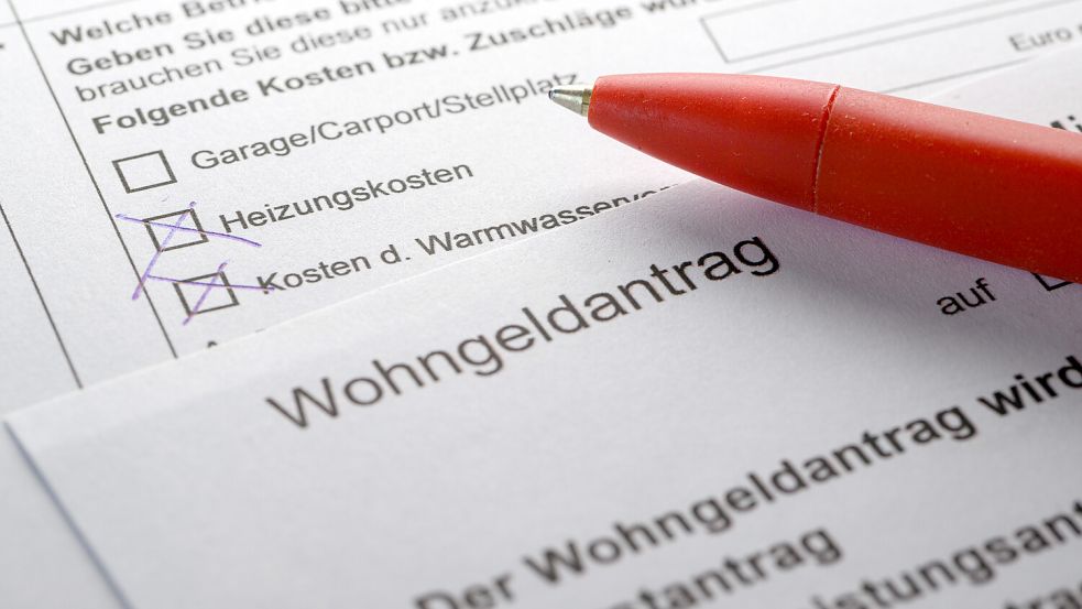 Ein Stift liegt auf einem Wohngeldantrag. Symbolfoto: Robert Michael/dpa