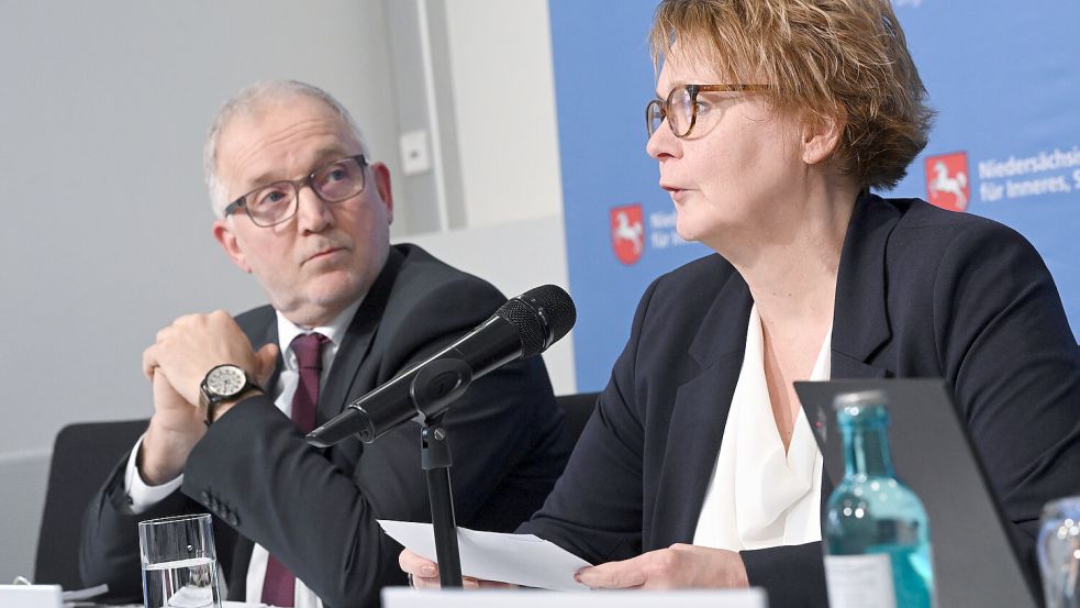 Daniela Behrens (SPD), Innenministerin von Niedersachsen, und Dirk Pejril, Verfassungsschutzchef, gaben am Dienstag die neue Verfassungsschutzeinordnung der AfD bekannt. Foto: Julian Stratenschulte/dpa