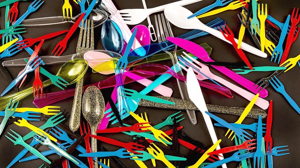 Viele Plastikprodukte sondern kleinste Teilchen ab. Je kleiner diese sind, umso gefährlicher. Foto: imago images/Jochen Tack