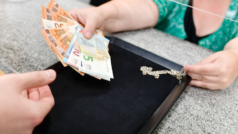 Bargeld gegen Schmuck: Der Pfandkredit bietet die Möglichkeit einen kurzfristigen Liquiditätsengpass zu überbrücken. Foto: IMAGO/Reto Klar