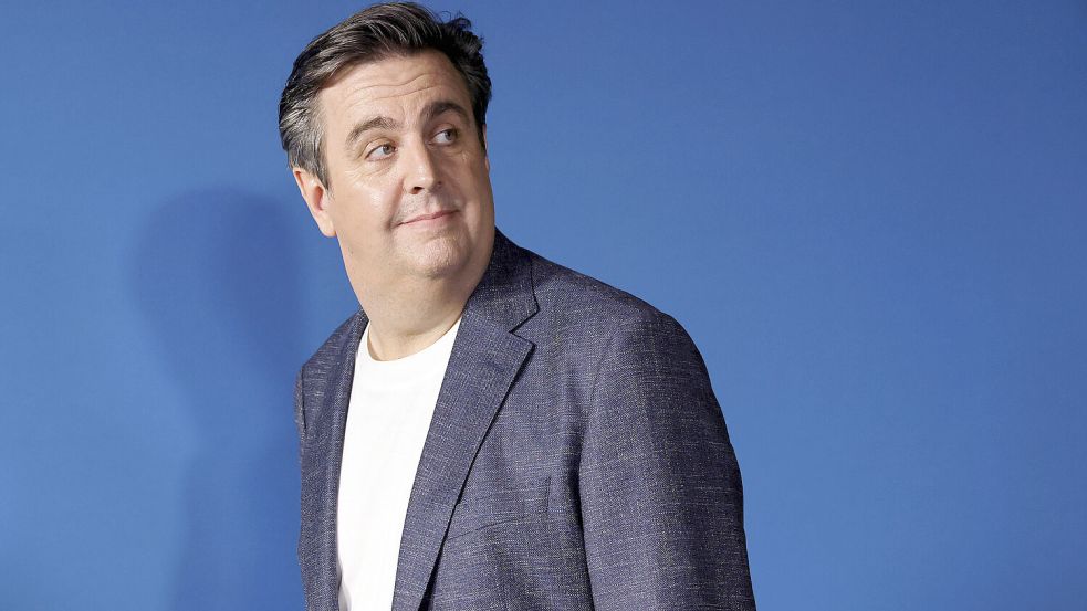 Bastian Pastewka findet beim Googeln heraus, dass er tatsächlich keinen Schlaganfall hatte. Foto: IMAGO / Panama Pictures / Christoph Hardt