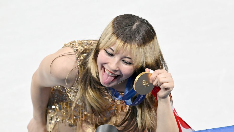 Alysa Liu posierte mit der Goldmedaille. Foto: Peter Kneffel