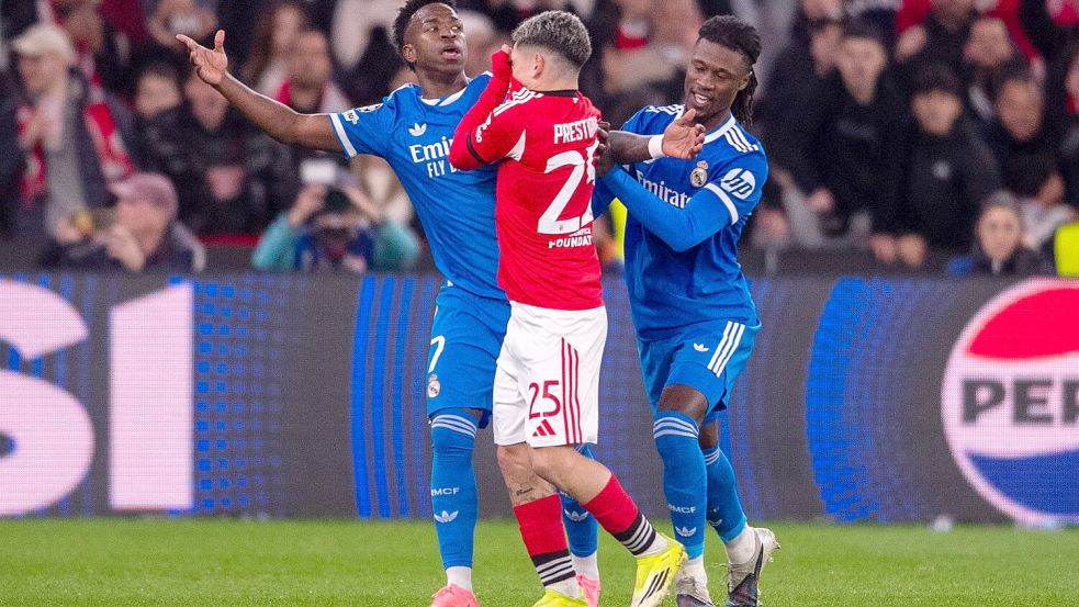 Vinicius Junior (l) von Real Madrid warf Gianluca Prestianni (M) von Benfica Lissabon vor, ihn rassistisch beleidigt zu haben. Foto: Miguel Lemos