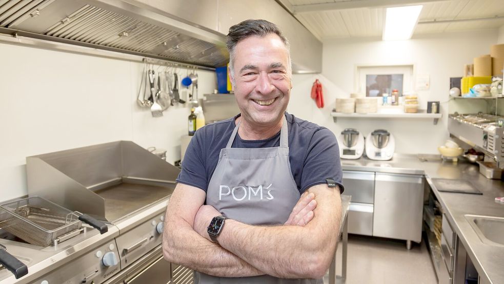 In seinem Element: Dirk Pommerinke in seiner Küche, die mittlerweile schon wieder zu klein ist. Foto: Lars Schröer