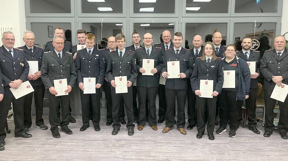 Die Gehrten und Beförderten stellten sich zum Gruppenbild auf. Foto: Wilhelm Strenge/Feuerwehr
