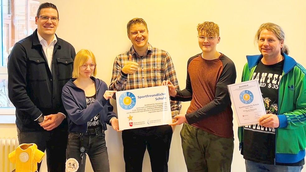 Freuen sich über die Auszeichnung: Lehrer Thorsten Mühring (von rechts), Fynn Tameling (Schülersprecher i.V.), Förderschulrektor Stefan Schubert-Kiemes, Nina Groenefeld (Schülersprecherin) und Christoffer Melzer (Fachberater Sport RLSB Osnabrück). Foto: Schule am Patersweg