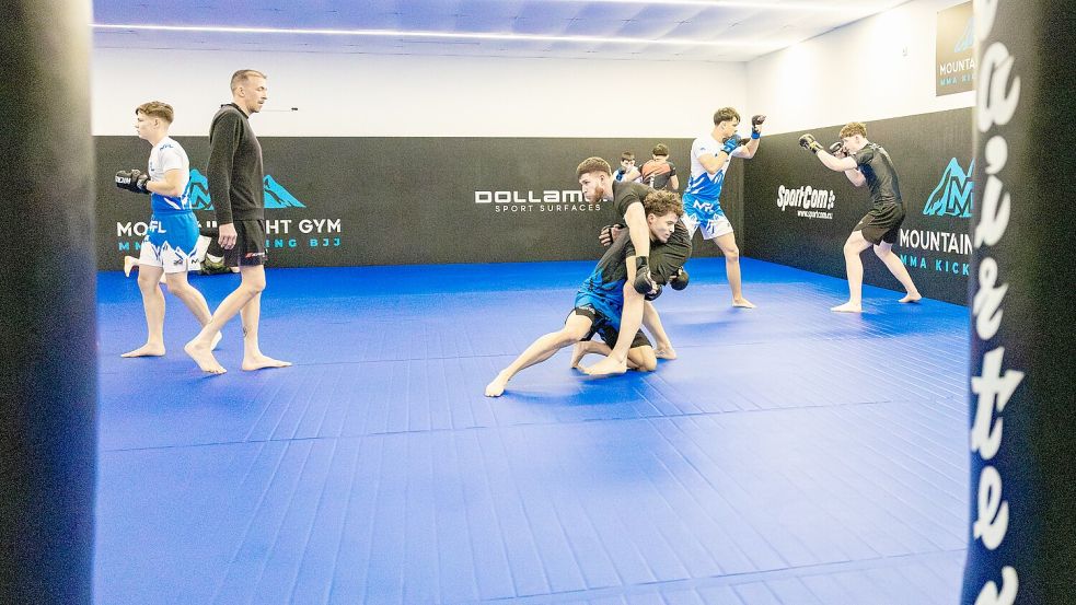 Schon beim Aufwärmen üben die Kämpfer mit typischen Kampfsituationen. Foto: Sebastian Dannenberg