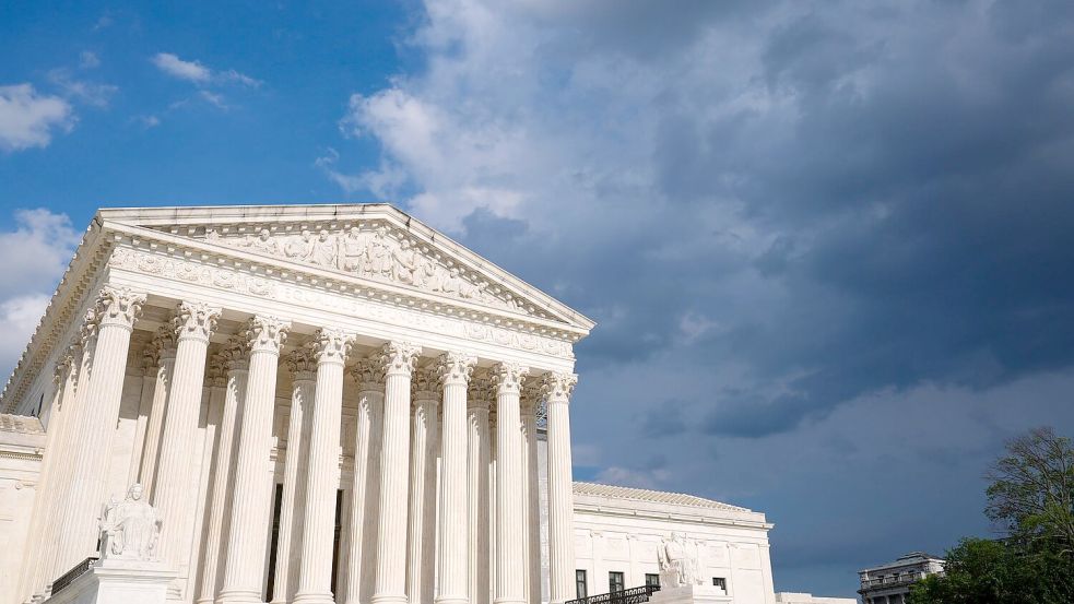 Trump hat im Streit um seine aggressive Zollpolitik eine Niederlage vor dem Supreme Court kassiert. (Archivbild) Foto: Susan Walsh/AP/dpa