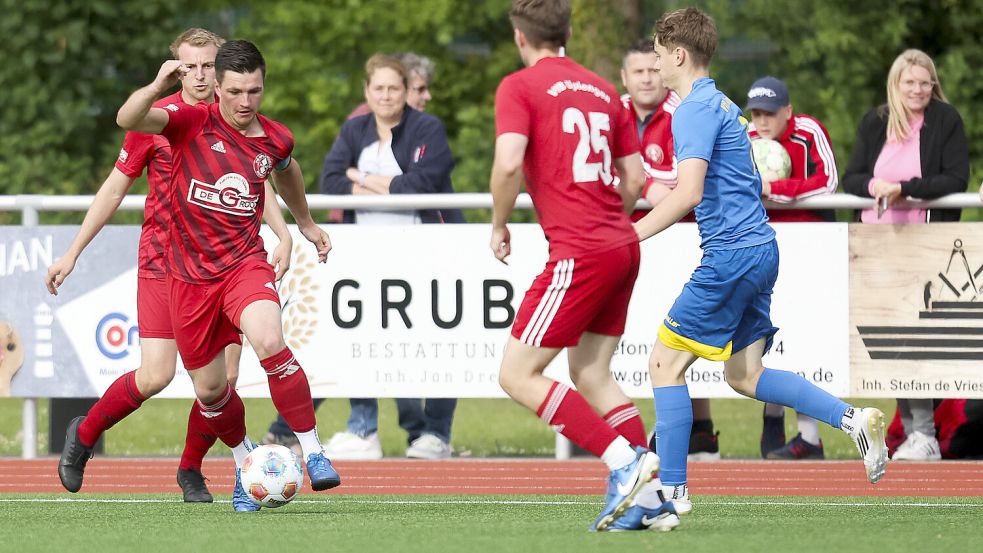 Julian Marchlewitz (am Ball) ist mit neun Treffern Uplengens erfolgreichster Angreifer. Foto: Jens Doden, Emden