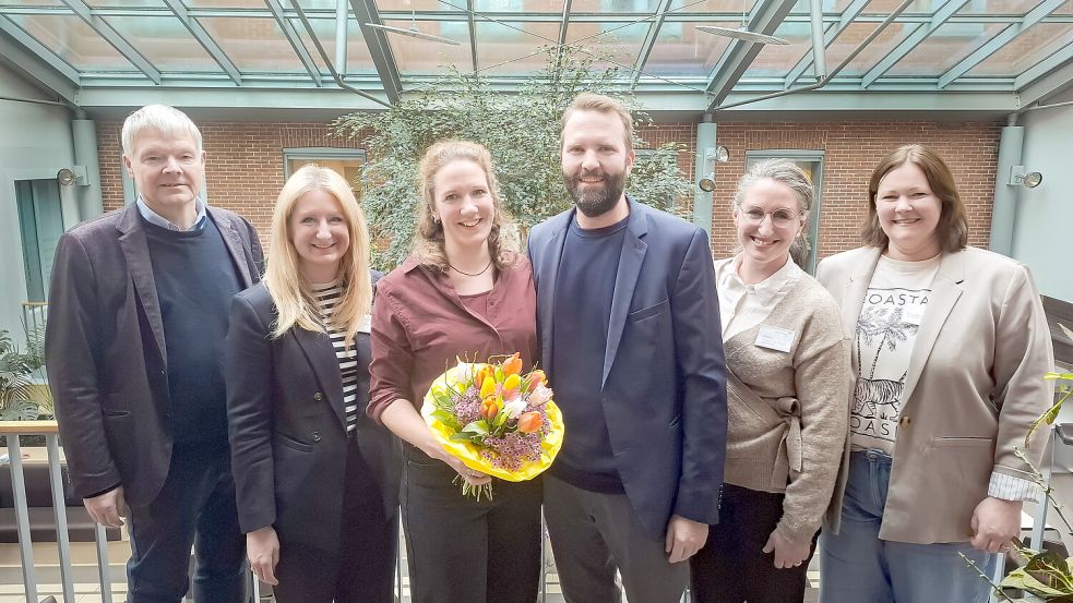 Der neue Chefarzt der Unfall- und Wiederherstellungschirurgie, Dr. Benjamin Meyknecht (Dritter von rechts) mit Ehefrau Janina Meyknecht (mit Blumenstrauß), wurde von (von links) Pastor Thomas Burke (Vorsitzender St.-Bonifatius-Hospitalgesellschaft), Sarah Sebeke (Krankenhausleitung Borromäus-Hospital), sowie den Pflegedienstleitungen Philine Popken de Freyle und Nina Blanke-Buretzek begrüßt. Foto: Borromäus-Hospital Leer