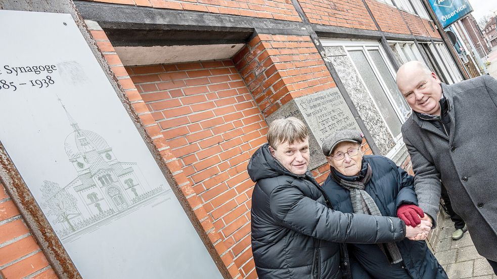 Handschlag zum Kauf des Grundstücks der ehemaligen Synagoge: (von links) Helmut Wittrock, der Leeraner Ehrenbürger Albrecht Weinberg und Bürgermeister Claus-Peter Horst. Foto: Klaus Ortgies