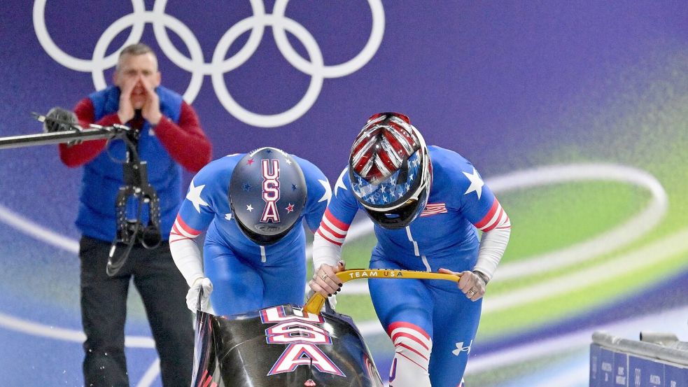 Kaillie Armbruster Humphries (Pilotin) und Anschieberin Jasmine Jones (USA) führen nach dem ersten Lauf. Foto: Robert Michael