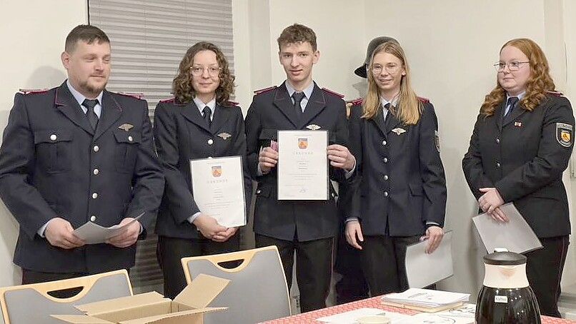Das Foto zeigt die Beförderten (von links) Christian Weßling (Oberfeuerwehrmann), Judith Cramer (Oberfeuerwehrfau), Nils Cramer (Feuerwehrmann), Mia Hollatz (Feuerwehrfrau) und Jacqueline Bruns (Oberfeuerwehrfau). Auf dem Bild fehlen Sandra Stratmann (Löschmeisterin) und Christian Ammermann (Oberlöschmeister). Foto: Feuerwehr Langholt