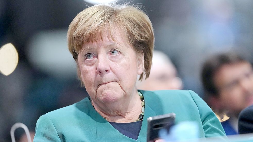 20.02.2026, Baden-Württemberg, Stuttgart: Angela Merkel (CDU), ehemalige Bundeskanzlerin, schaut auf ihr Smartphone beim CDU-Bundesparteitag. Die CDU wählt ihre gesamten Führungsgremien neu. Foto: Kay Nietfeld/dpa +++ dpa-Bildfunk +++ Foto: Kay Nietfeld