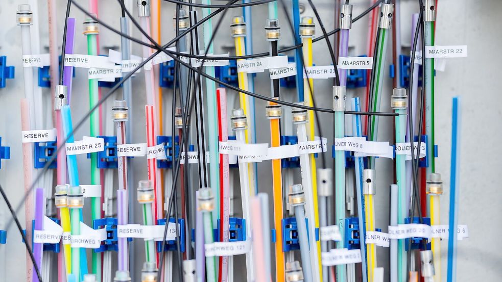 Glasfaserkabel in einem Verteilerkasten. Foto: Rolf Vennenbernd