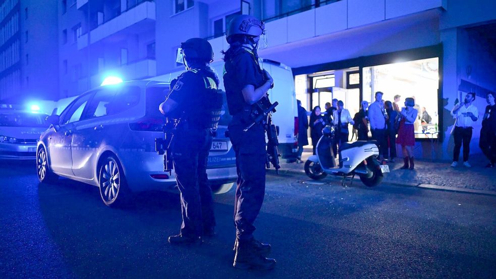 Polizeieinsatz im Mai 2025 nach Schüssen nahe der Friedrichstraße in Berlin. Foto: Sebastian Gollnow/dpa