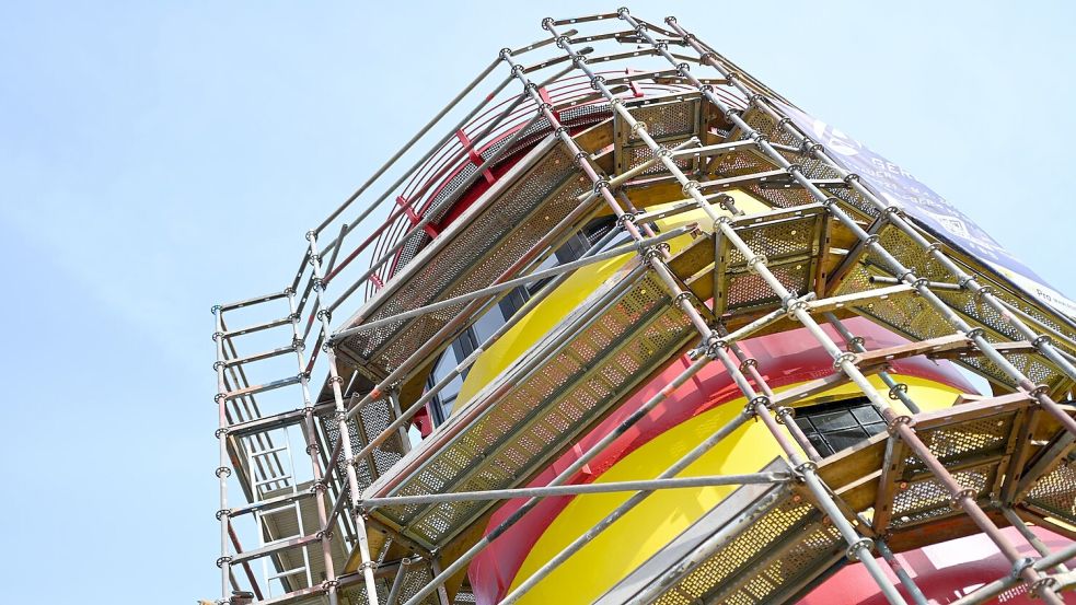 2020 wurde der Pilsumer Leuchtturm zuletzt komplett neu angestrichen. Foto: Lars Penning