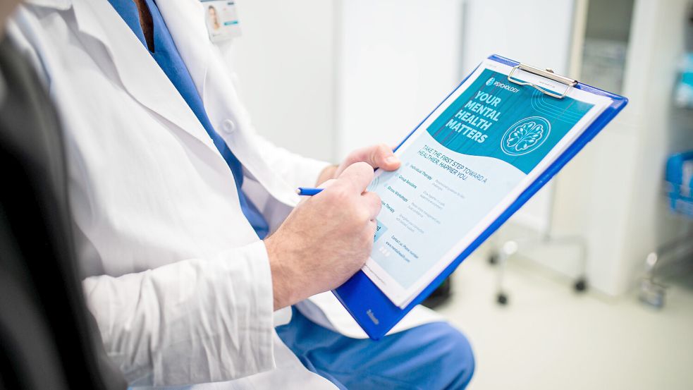 Die moderne Elektrokonvulsionstherapie ist nicht vergleichbar mit dem Bild, das in Medien lange Zeit gezeichnet wurde. Foto: IMAGO/HalfPoint Images