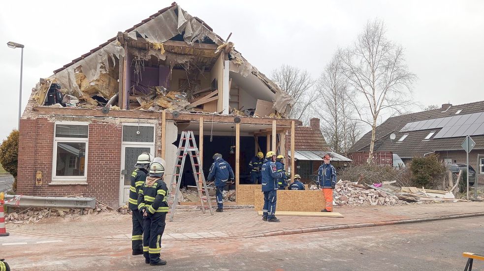 Nachdem ein 23 Jahre alter Mann mit seinem BMW in Holthusen von der Fahrbahn abgekommen war und ein Wohnhaus gerammt hatte, musste das einsturzgefährdete Haus am Samstag zu großen Teilen abgetragen werden. Foto: Joachim Rand