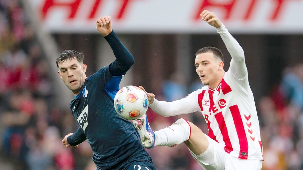 Kölns Said El Mala (r) und Hoffenheims Robin Hranac kämpfen um den Ball. Foto: Marius Becker
