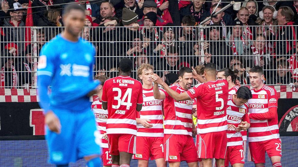 Berliner Jubeltraube um Torschütze Rani Khedira. Foto: Soeren Stache