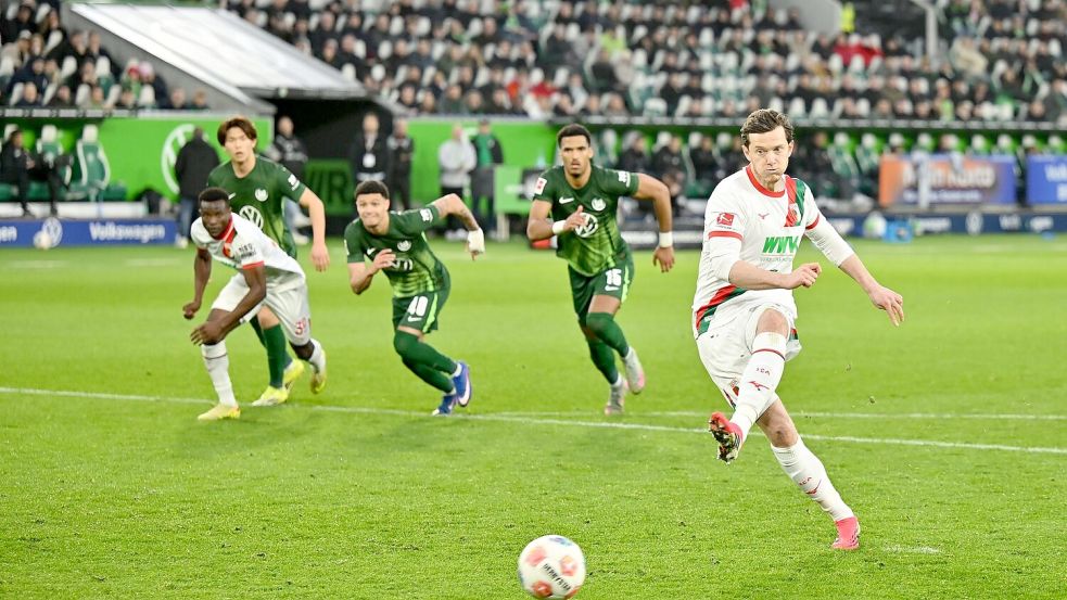 Die Wende zugunsten des FC Augsburg: Michael Gregoritsch verwandelt einen Handelfmeter Foto: Swen Pförtner/dpa