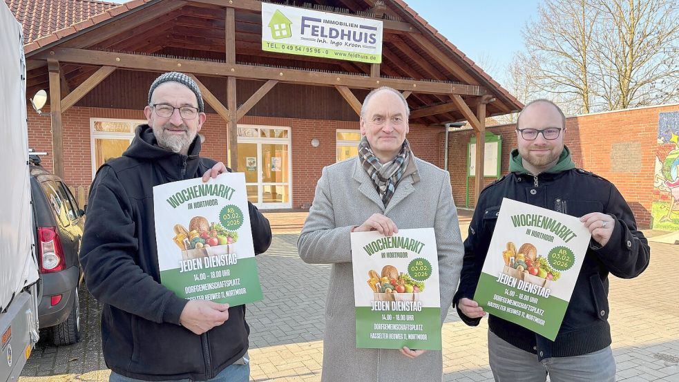 Markthändler Thorsten Prause (von links), Bürgermeister Udo Dänekas und Gemeinwesenarbeiter Micha Brockmann hoffen auf viele Wochenmarktbesucher. Foto: Gisela Robben/Archiv