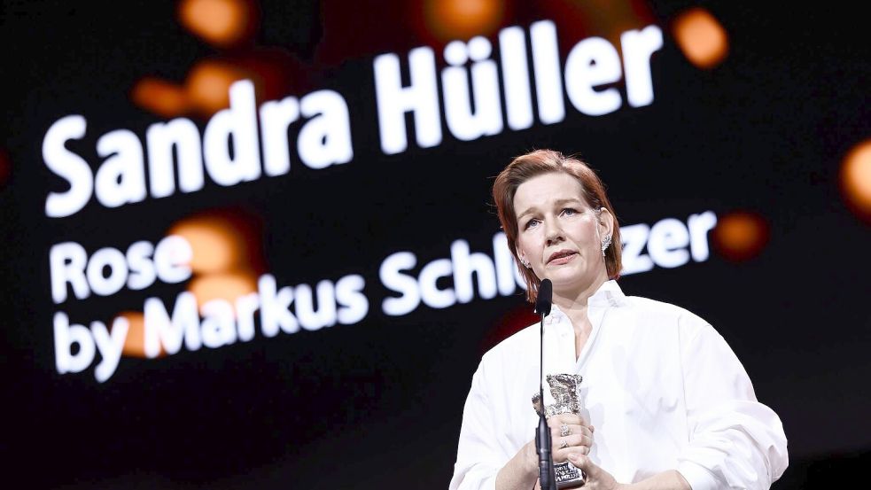 Sandra Hüller nimmt den Silbernen Bären entgegen. Foto: Christoph Soeder