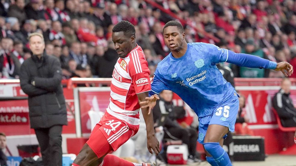 Für Christian Kofane (r) und seine Leverkusener wurde es bei Union Berlin das erwartet schwere Spiel. Foto: Soeren Stache