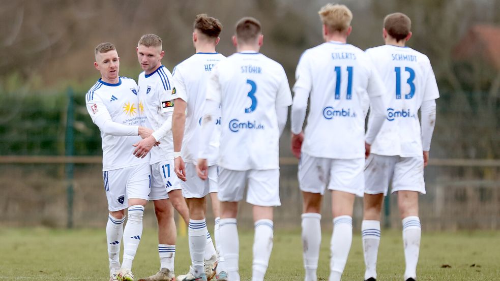 Tobias Steffen (links) traf beim Test in Oldenburg zum 3:1-Endstand für Kickers Emden. Foto: Jens Doden/Emden