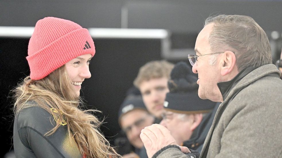 Verteidigungsminister Boris Pistorius sah sich an der Bahn Laura Noltes Rennen an. Foto: Robert Michael