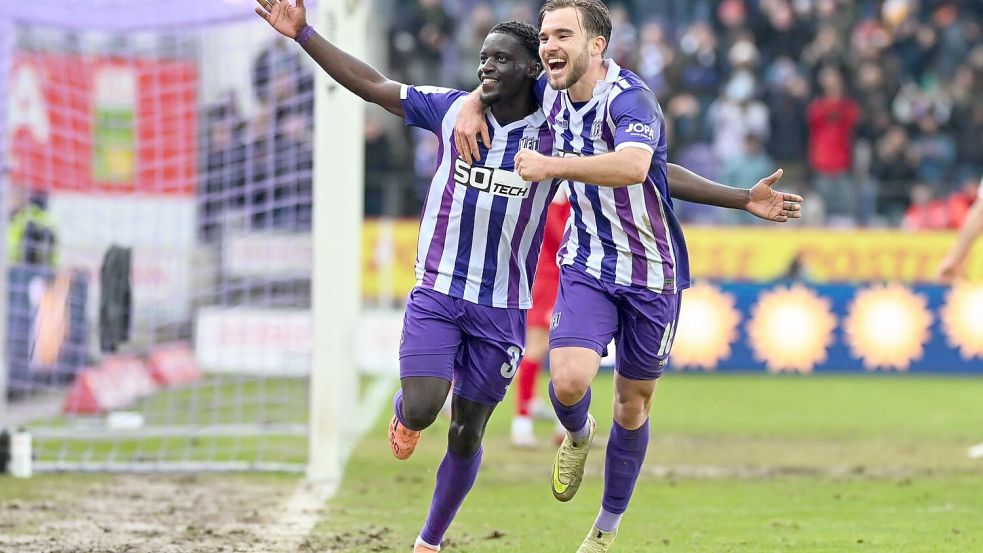 Jubel an der Bremer Brücke: Ismail Badjie (links) feiert seinen Treffer zum 1:0 für den VfL Osnabrück mit Lars Kehl. Foto: Osnapix/Titgemeyer