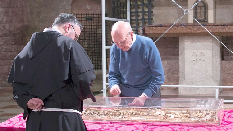800 Jahre nach seinem Tod werden die Gebeine des Heiligen Franziskus zur Schau gestellt. Vor vielen Jahren wurden sie hier schon mal inspiziert. (Archivbild) Foto: Mauro Berti
