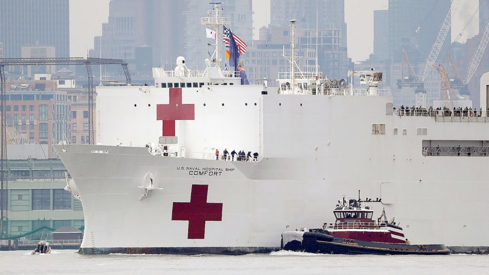 Das US-Militär betreibt zwei große Lazarettschiffe, die normalerweise eher nach Naturkatastrophen zum Einsatz kommen. (Archivbild) Foto: Seth Wenig/AP/dpa