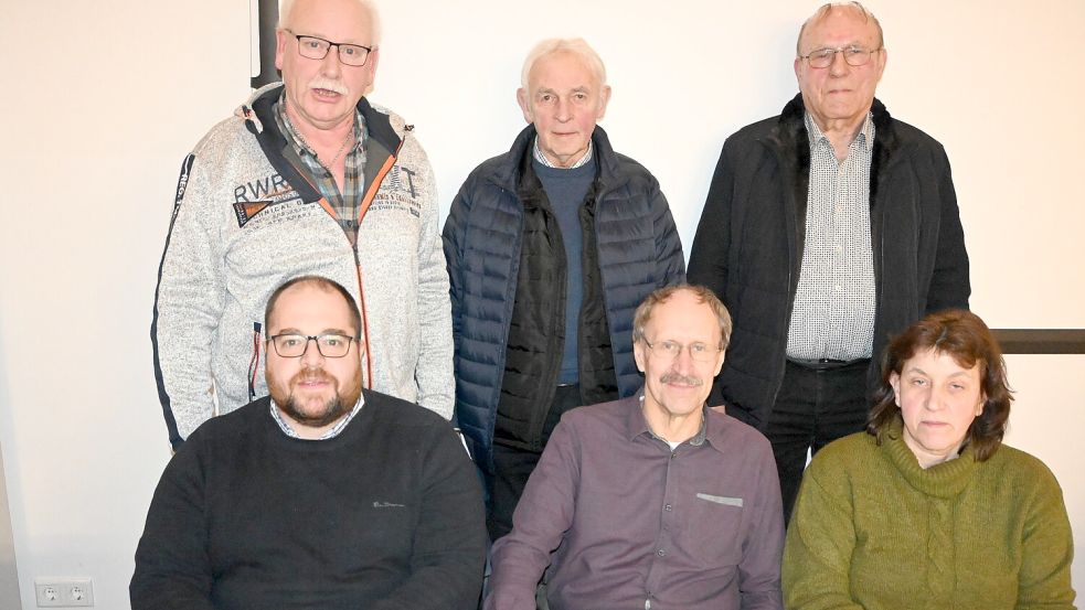 Der aktuelle Ortsrat Burlage (obere Reihe, von links) Heinz-Hermann Siemer, Heinrich Tiedeken, Alfons Platt sowie (sitzend, von links) Florian Ricci, Artur Groeneveld (stellvertretender Ortsbürgermeister) und Ortsbürgermeisterin Renate Wichert. Es fehlt: Heinrich Rülander. Foto: Holger Weers