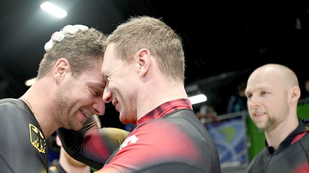 Herzlichen Glückwunsch: Francesco Friedrich gratuliert Johannes Lochner. Foto: Robert Michael