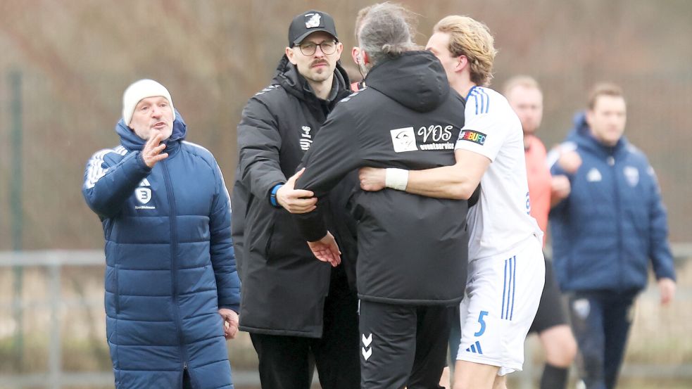 Emotional wurde es rund um die 70. Minute an der Seitenlinie. VfB-Trainer Dario Fossi musste zurückgehalten werden. Nach dem Spiel sprachen Fossi und Stefan Emmerling noch einmal ruhig und sachlich miteinander. Foto: Jens Doden/ Emden