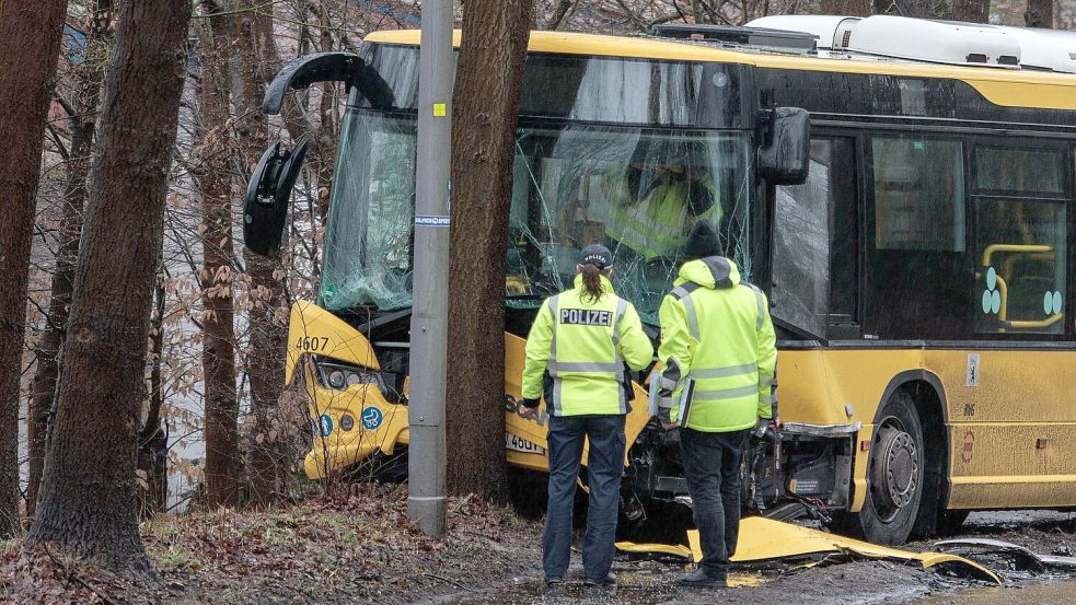 Ein Autofahrer kam mit lebensbedrohlichen Verletzungen ins Krankenhaus. Foto: Carsten Koall/dpa