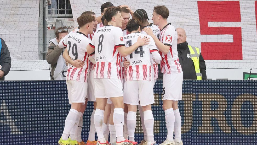 Der SC feiert Torschütze Matthias Ginter (Mitte). Foto: Philipp von Ditfurth