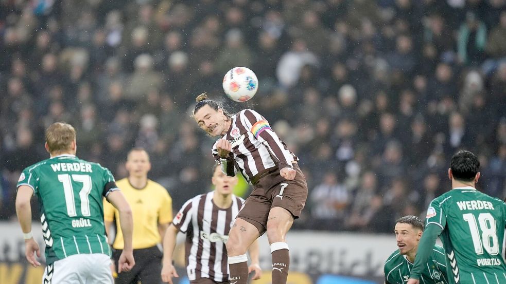 St. Paulis Kapitän Jackson Irvine beim Kopfball. Foto: Marcus Brandt