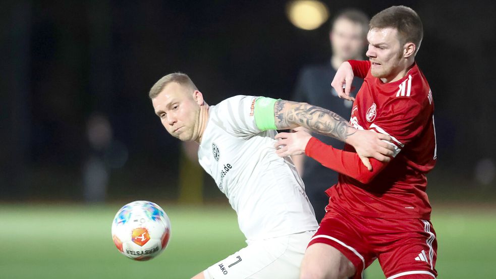 Im Spitzenspiel zwischen dem VfB Uplengen und Eintrach Ihlow wurde um jeden Zentimeter gekämpft. Fotos. Doden/Emden