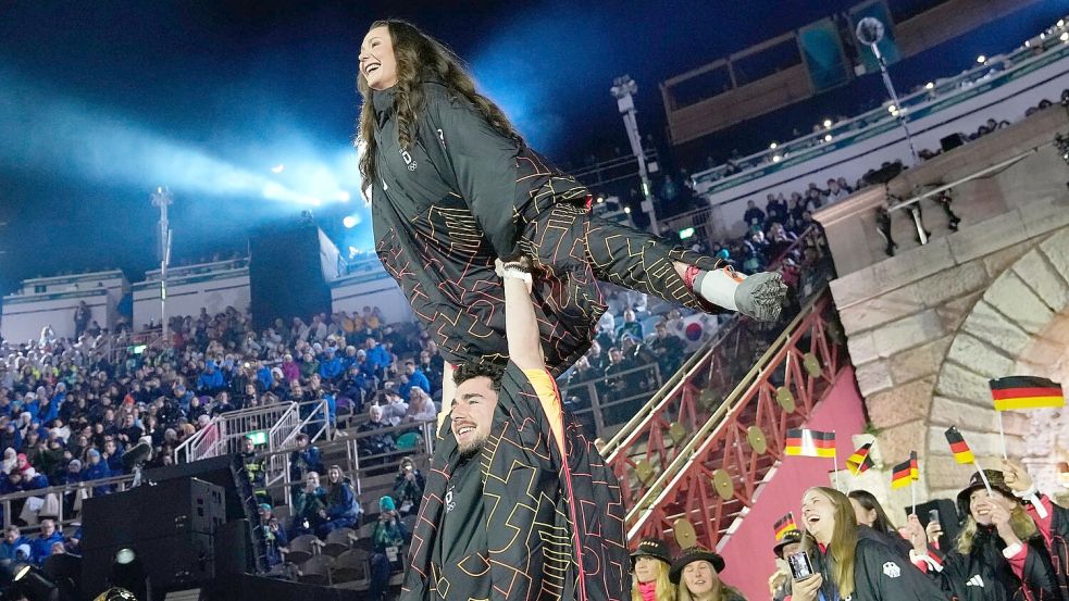 Das Eiskunstlauf-Duo Annika Hocke und Robert Kunkel zeigte eine Hebefigur. Foto: Natacha Pisarenko/AP/dpa